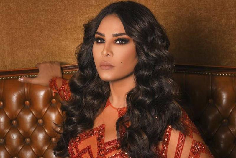 أحلام تنشر صورة ماكرون ملطخة بحذاء