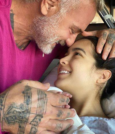 بالفيديو - شاهدوا كيف استقبل ملياردير زوجته وطفلتهما الاولى في القصر