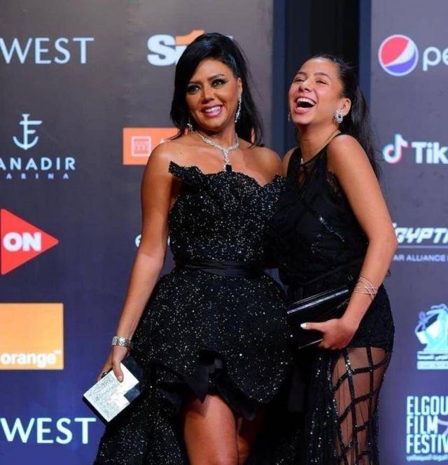 بالفيديو - رانيا يوسف تواصل إثارة الجدل.. إبنتها بفستان البطانة الشهير وحركات غير لائقة