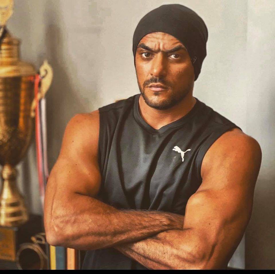 بالفيديو - أحمد العوضي يعتذر على الهواء لزوجين ظهرا خطأ في صورة له