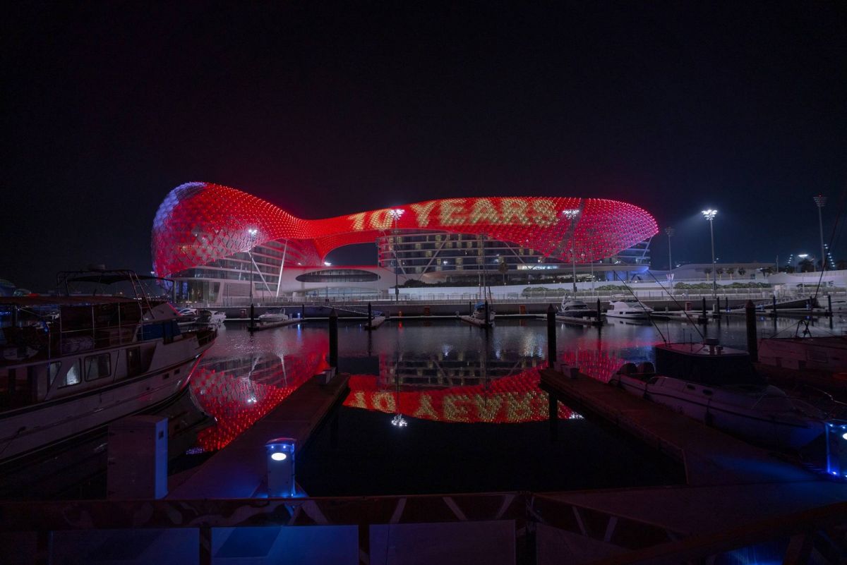 جزيرة ياس تتلون بالأحمر احتفاءً بالذكرى العاشرة لافتتاح عالم فيراري أبوظبي