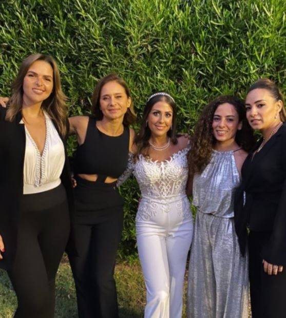 نيللي كريم مع صديقاتها