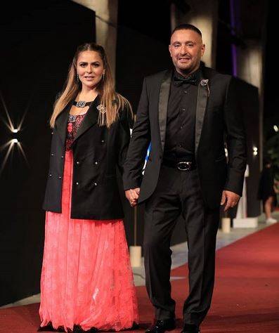 زوجة أحمد السقا تتجاهل السخرية من إطلالتها بهذه الطريقة