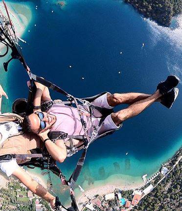 بالصور - نجم لبناني يفاجئ الجميع بزواجه... فستان العروس مختلف