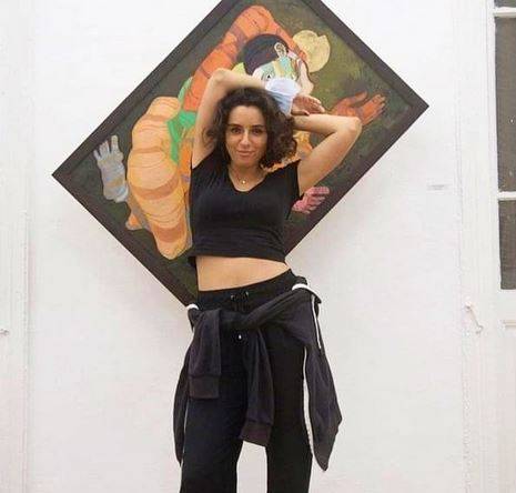 بالصور - فنانة شابة تختار فستاناً بسيطاً بتكلفة زهيدة في الجونة