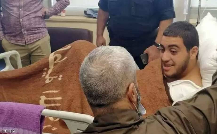 بالفيديو – لقاء مؤثر جداً بين ضحية جريمة الزرقاء ووالده السجين