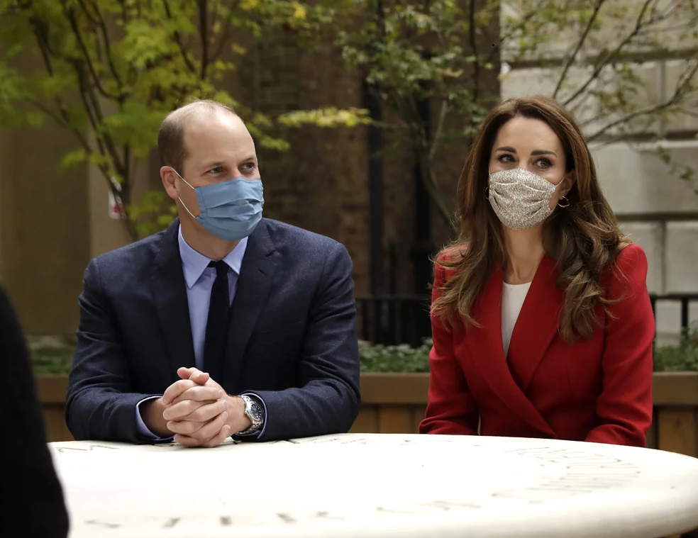 بالصورة - كيت ميدلتون تحوّل الأنظار إلى صيحة المعطف الطويل