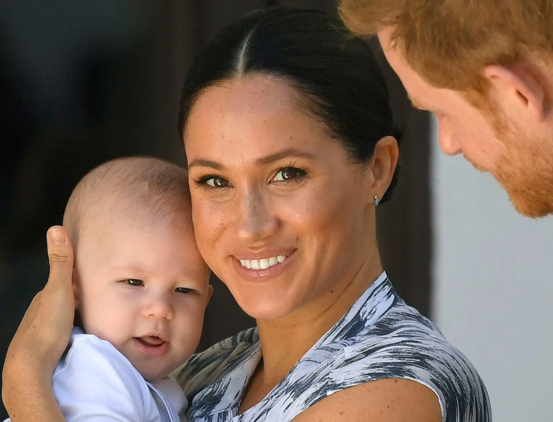 بالصورة – شبيهة ميغان ماركل تخطف الأضواء من النجمات في الجونة