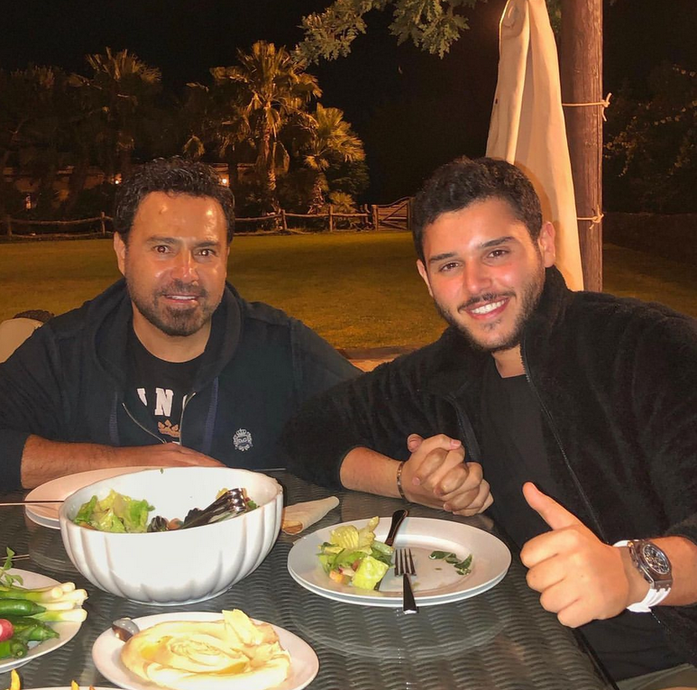 بالصورة – الوليد الحلاني ينام في أحضان والده كطفل صغير: 