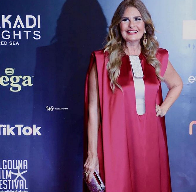 بالفيديو – بحيوية وطرافة يسرا تتحدث عن عمرها