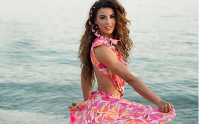 عمرو دياب يثير الجدل بصورة شابة مجهولة الهوية... والجمهور يسأل: 