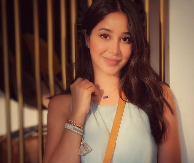 بالصور – أسيل عمران تظهر جمال قوامها بالفستان الصيفي القصير وهذا سعره