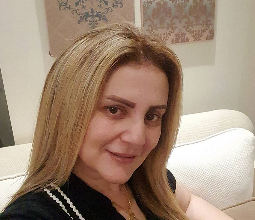 بالفيديو – رانيا محمود ياسين تتعرض للهجوم بسبب انفعالها أثناء تعزية ابنة رجاء الجداوي لها