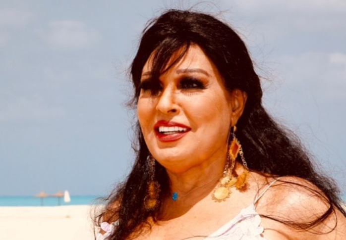 بالفيديو – بعد مرضها فيفي عبده تفاجئ الجميع برشاقتها بجمبسوت الدنيم