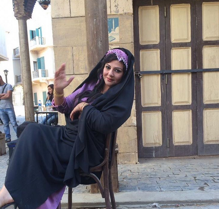 صورة قديمة نادرة لهالة صدقي مع والديها وشقيقها