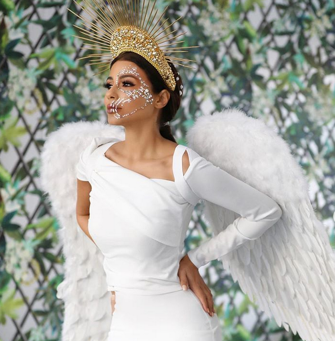 بالصورة والفيديو – إليك تفاصيل صنع تاج مهيرة عبد العزيز الذي جذب كل الأنظار