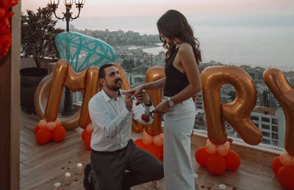 بالصور - نجمة لبنانية توافق على طلب يدها برومنسية