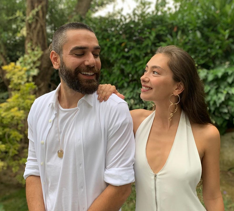 بالفيديو – صحافيون يُغضبون نسليهان أتاغول وزوجها بسبب هذا السؤال