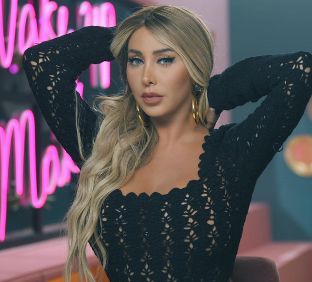 بالفيديو – طائر جويل يعرّضها لموقف محرج... هذا ما فعله على شعرها