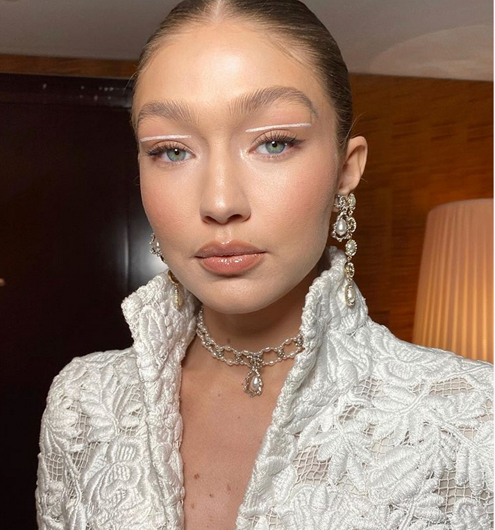 بالصورة -  هل أصبحت جيجي حديد بهذه النحافة خلال شهر بعد ولادة طفلتها؟