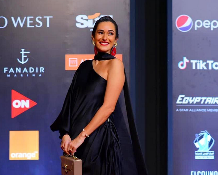 بالصور – ما رأيك بأقراط أمينة خليل الحرفية الملونة؟