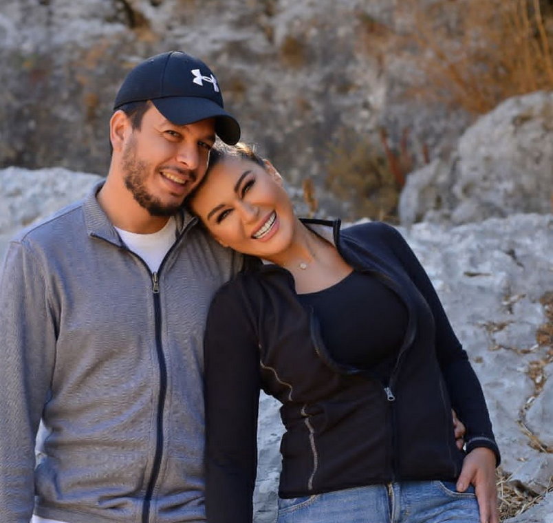 بالصور - بعد البكاء بسبب غيابهما... نادين الراسي تلتقي ابنيها الوسيمين وطليقها