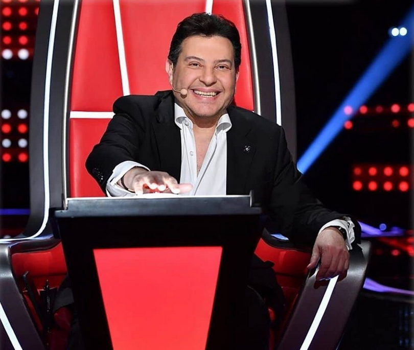 بالفيديو – هاني شاكر يبكي على الهواء ويغنّي 