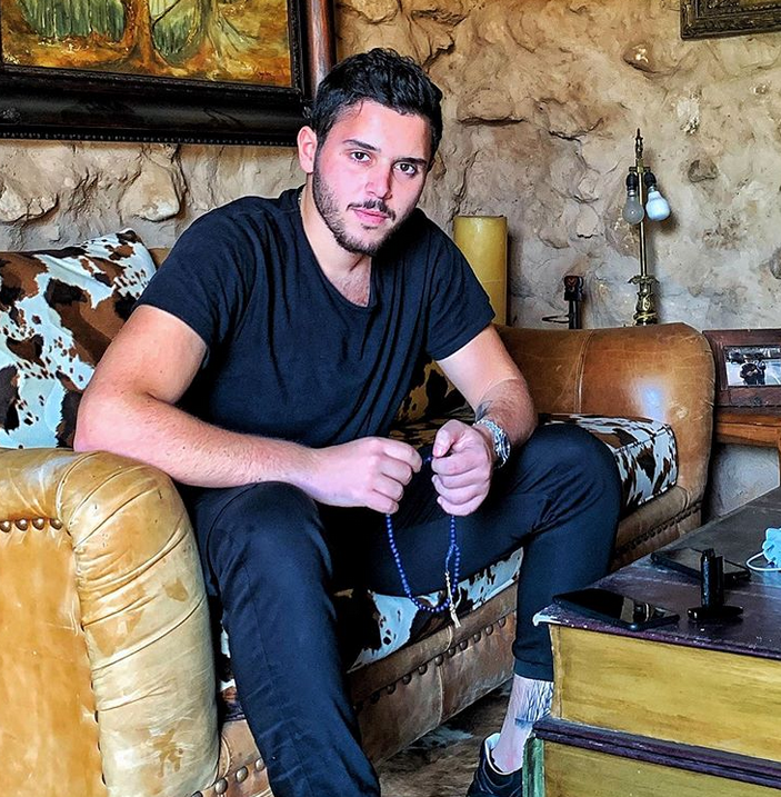 بالفيديو – ابن عاصي الحلاني يكشف كيف أُصيبت عائلته بفيروس كورونا