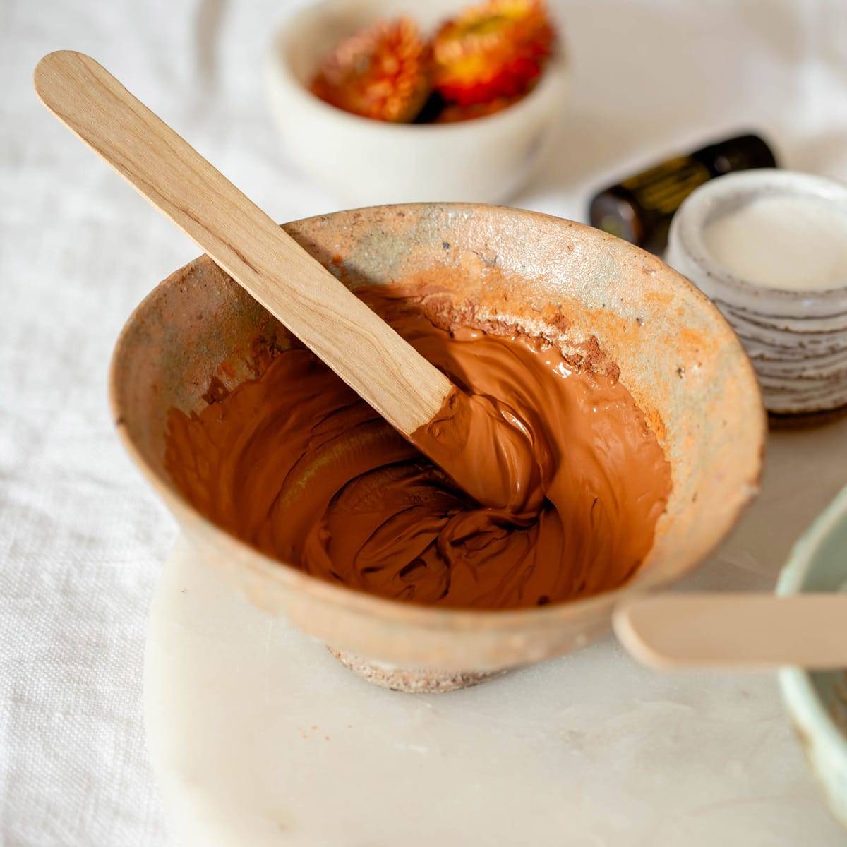 إليك الطريقة الصحيحة لاستخدام الطين الأحمر لبشرة من دون عيوب