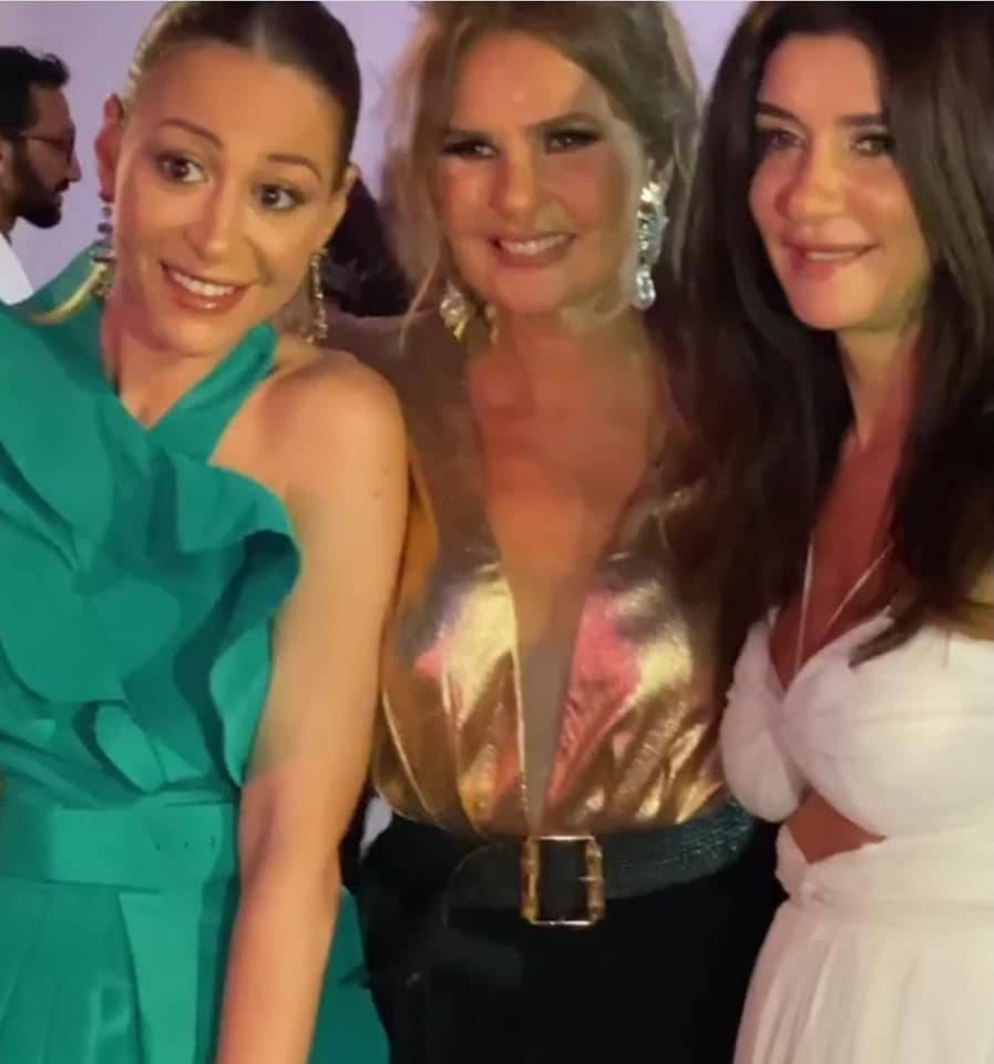 بالفيديو - منة شلبي تحاول تقبيل يد يسرا.. هذا رد فعلها