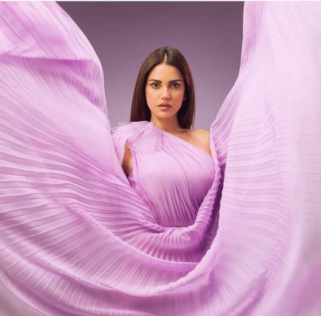 الصور الأولى من عقد قران درة بفستان أبيض أنيق