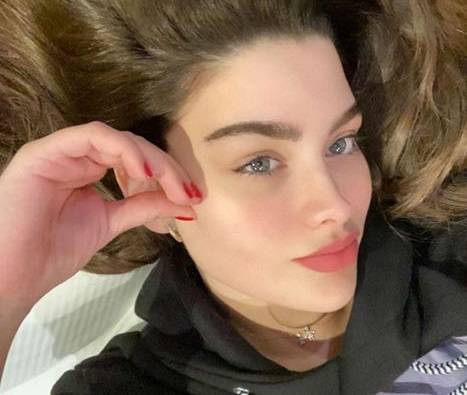 بالفيديو - روان بن حسين تستعرض أنوثتها بدلع وفستان جريء