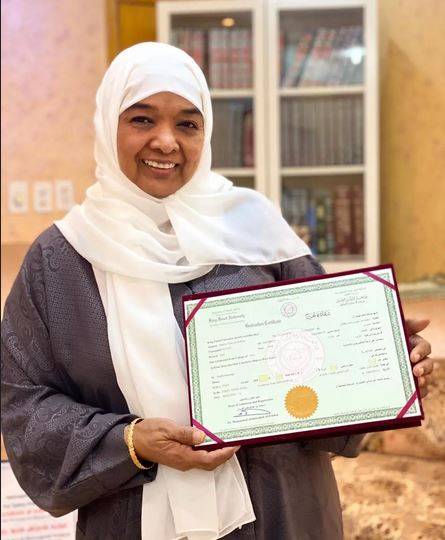 ستينية سعودية تواصل دراستها رغم الصعويات: 