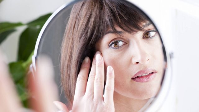 إليك طريقة الفازلين والعسل لإزالة التجاعيد بسرعة