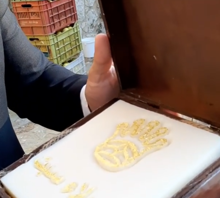 بالفيديو – فنانة خليجية تحصل على أغلى صابونة في العالم مصنوعة من الذهب الخالص