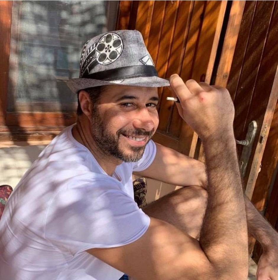 متابع يطلب التمثيل مع أحمد السعدني لهذا السبب وهو يرد بسخرية