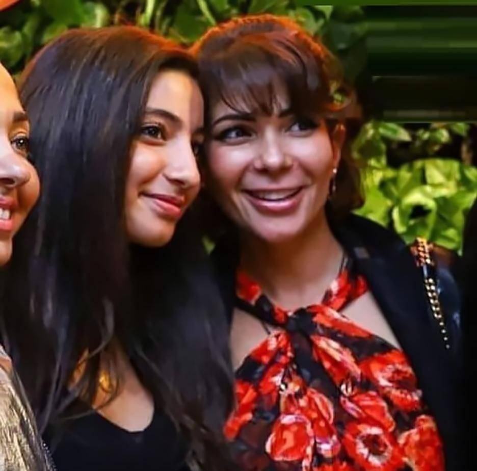 منى زكي تواصل حملات التوعية بمشاركة ابنتها لي لي