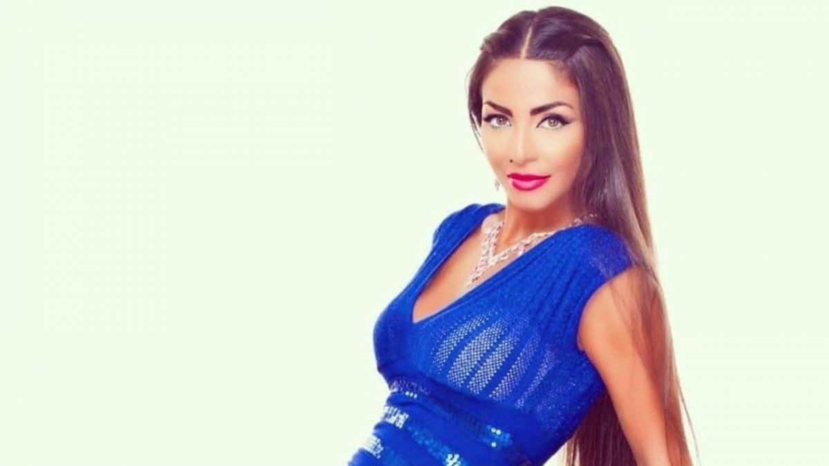 بالصور - هجوم على دوللي شاهين بسبب جرأة إطلالتها