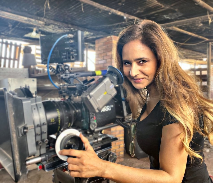 بالصورة – بعد شقيقها... والدة نيللي كريم حديث الجمهور بسبب الشبه بينهما