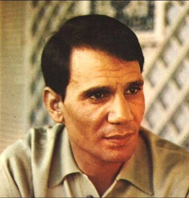 صورة نادرة لعبد الحليم حافظ أمام سيارته الشهيرة