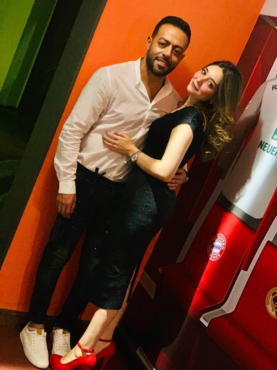 دارين حلمي تخرج عن صمتها: تامر عاشور أخبرني أنه مطلَّق قبل خطوبتنا