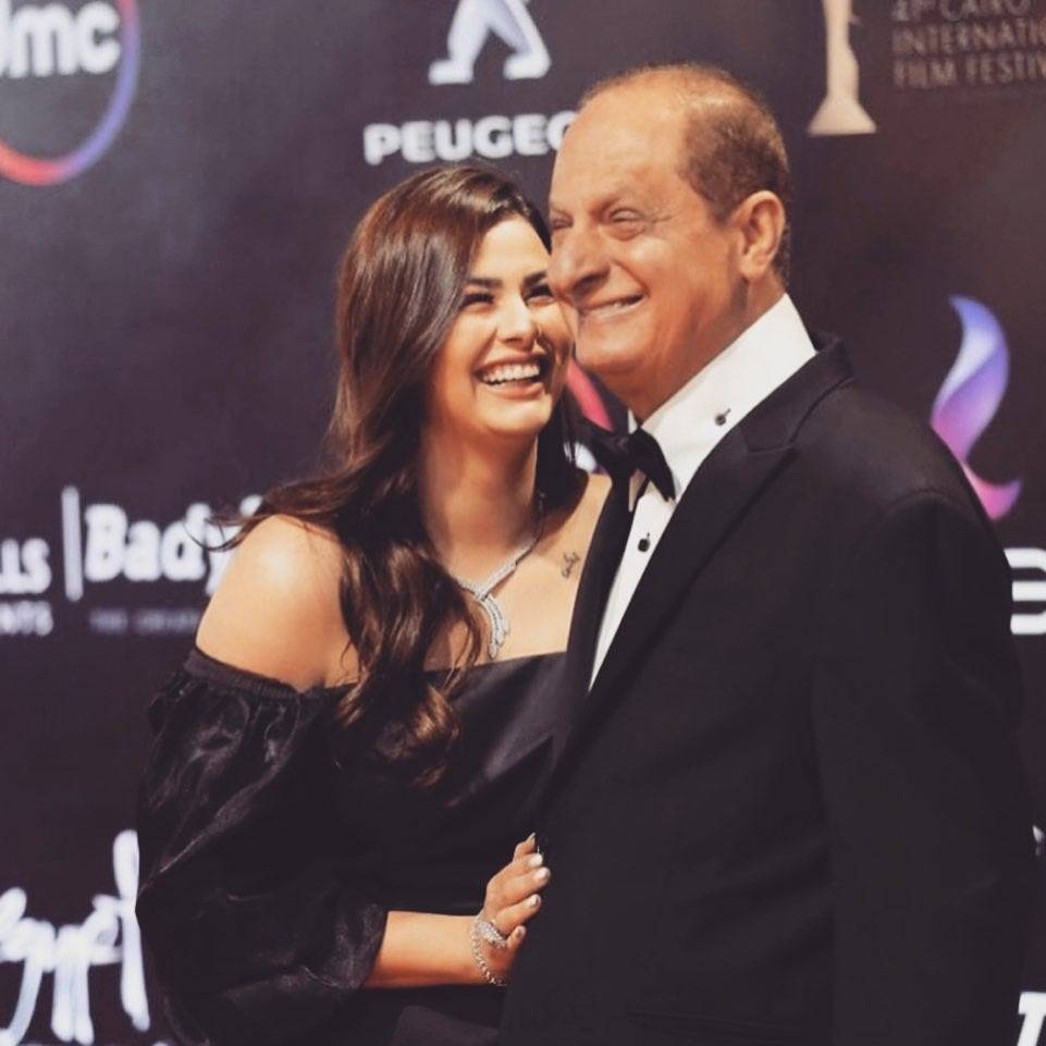 بعد إحراج ابنته له... هاني مهنى يعتذر لبيكا وشاكوش وكمال