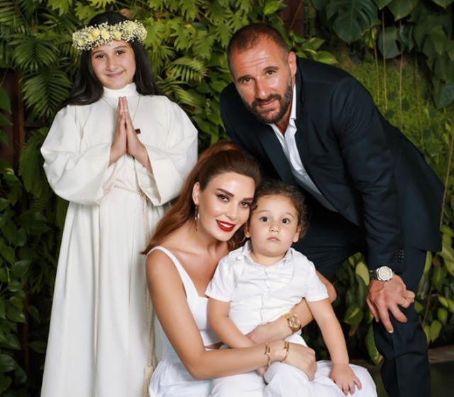 فيديو طريف – هكذا تواكب سيرين عبد النور دراسة ابنتها في المنزل