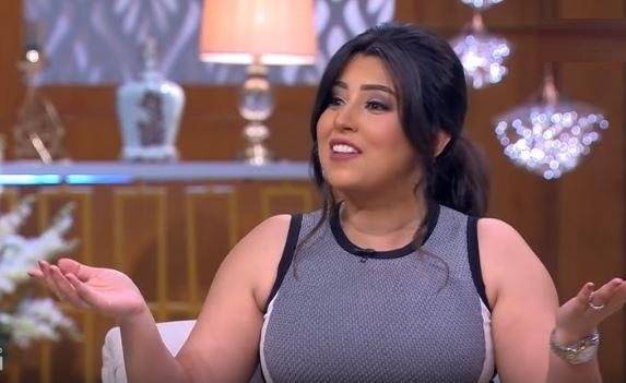 بالفيديو - أيتن عامر تثير الجدل بقبلتها لزوجها