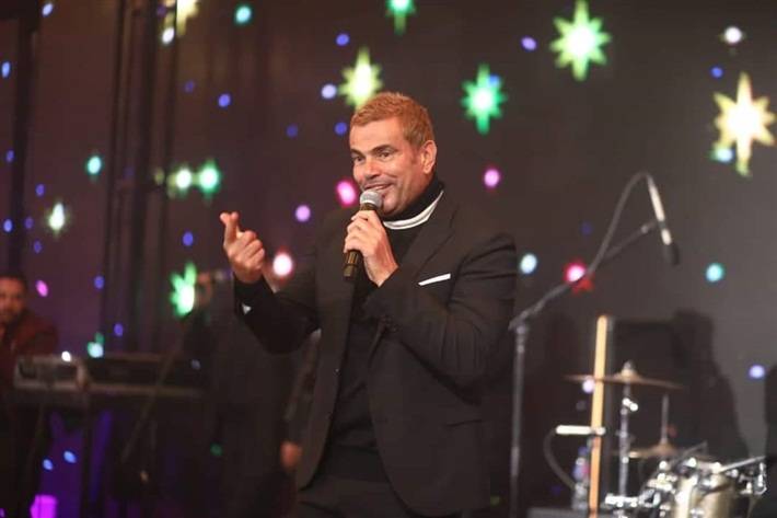 من دون دينا الشربيني.. أحدث ظهور لعمرو دياب