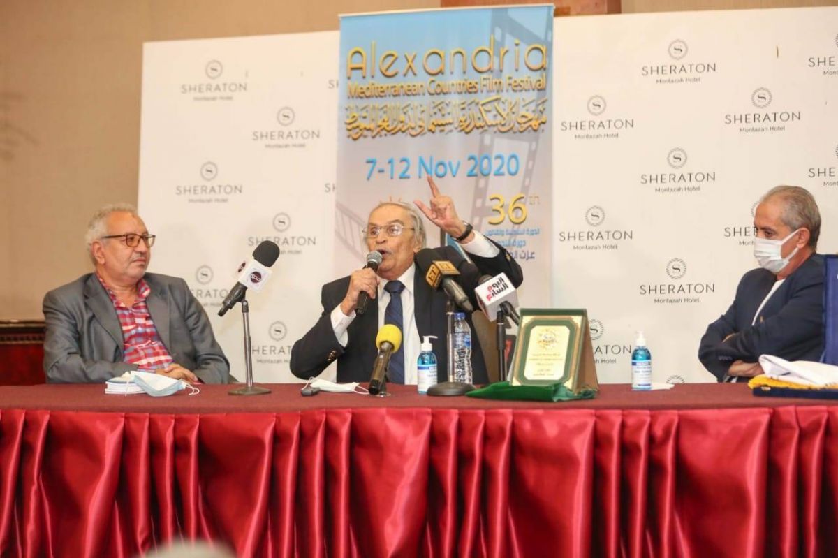 عزت العلايلي يُحرج إيناس الدغيدي... هذا ما قاله لها