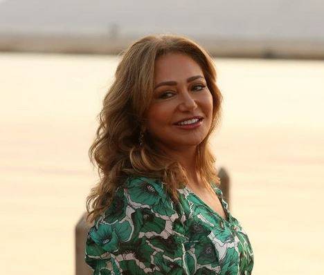 بالصورة - هكذا دعمت ليلى علوي المرأة المعنّفة