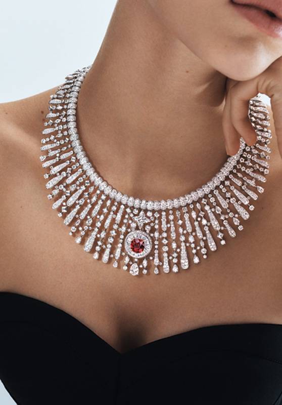 قلادة لون بلو بالذهب الأبيض، حجر ياقوت واحد على شكل بيضاوي 9,26 قيراطًا، أحجار ياقوت مربعة 4,89 قيراطًا، أحجار ياقوت مستطيلة 2,20 قيراطًا، ألماس مستطيل 1,71 قيراطًا وألماس 11,64 قيراطًا،