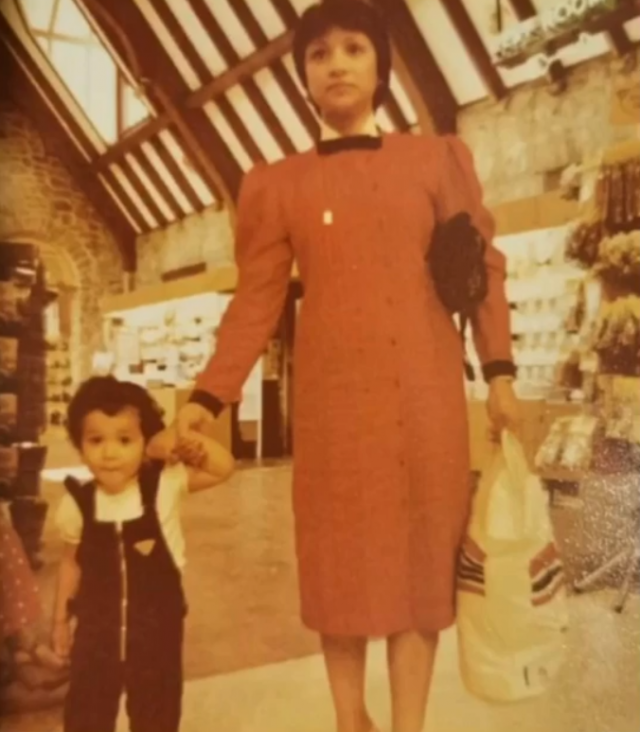 باسل شقيق لجين ووالدتها 