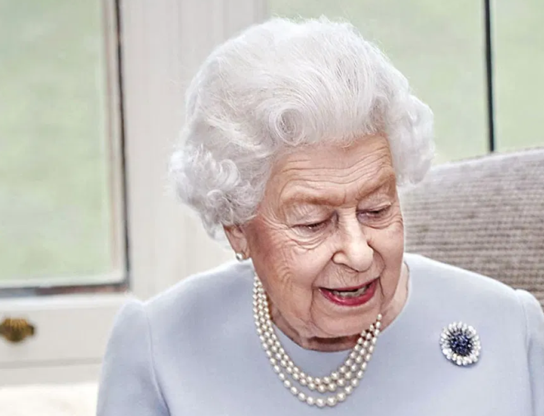خبير يكشف السعر الباهظ جداً لبروش الملكة إليزابيث في ذكرى زواجها